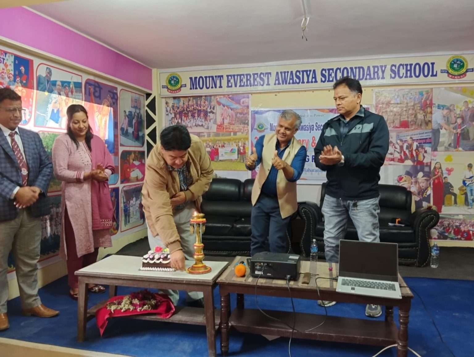 माउण्ट एभरेष्ट आवासीय माविको ३५औँ वार्षिकोत्सव 1 म्याग्दीको बेनी बजारस्थित माउण्ट एभरेष्ट आवासीय माविको ३५औँ वार्षिकोत्सव तथा अभिभावक दिवस मंगलबारदेखि सुरु भएको छ। वार्षिकोत्सवको पहिलो दिन कक्षा १ देखि ९ सम्म अध्ययनरत विद्यार्थीका अभिभावकलाई बदलिँदो समय, प्रविधि र जीवनशैलीका कारण बालबालिकामा पर्ने प्रभाव तथा अभिभावकको भूमिकाबारे प्रशिक्षण प्रदान गरिएको थियो।